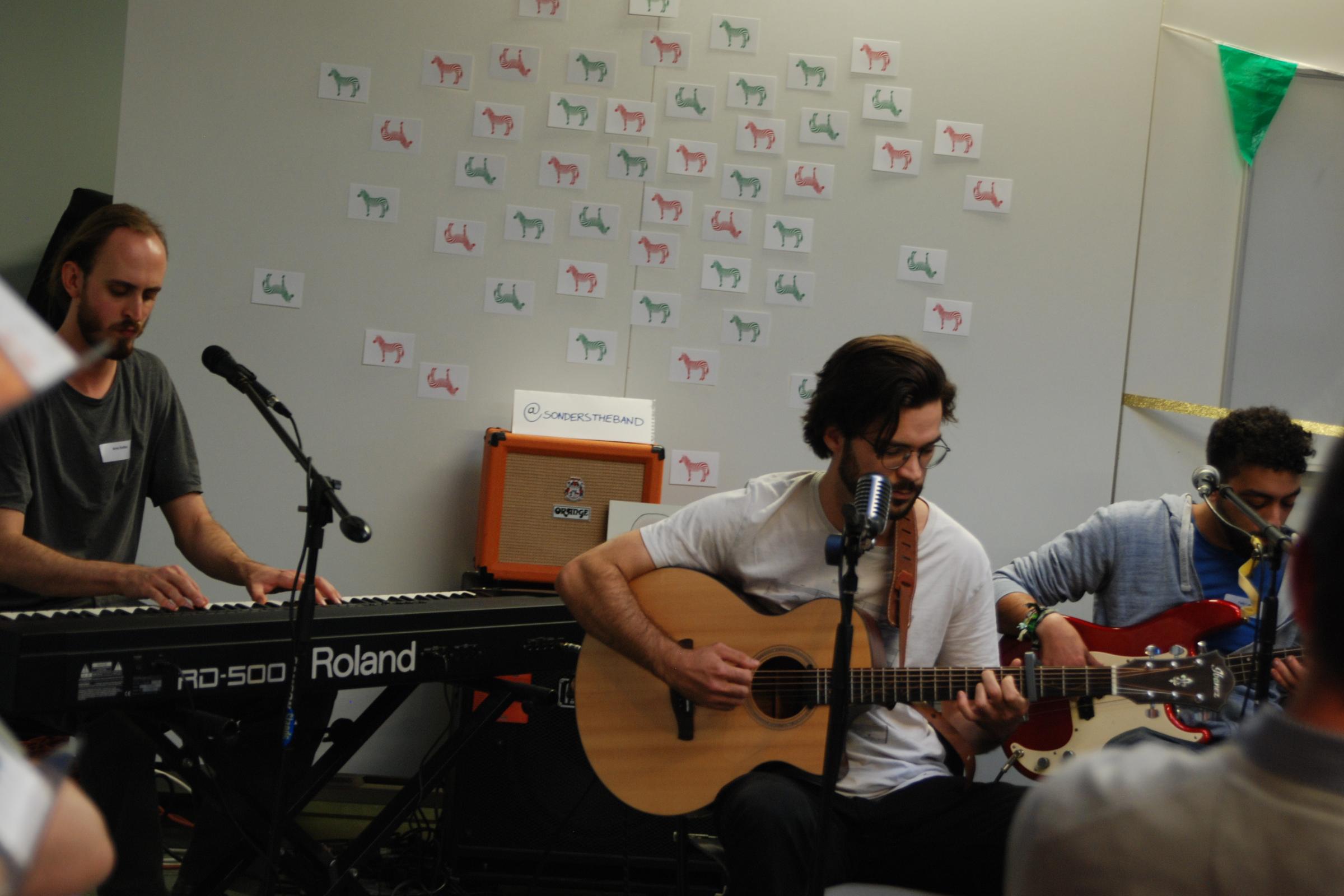 Muziekband op de opening van 'Over de strepen' van Studio Globo in Brussel