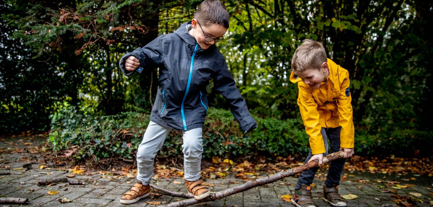 Twee kinderen spelen buiten