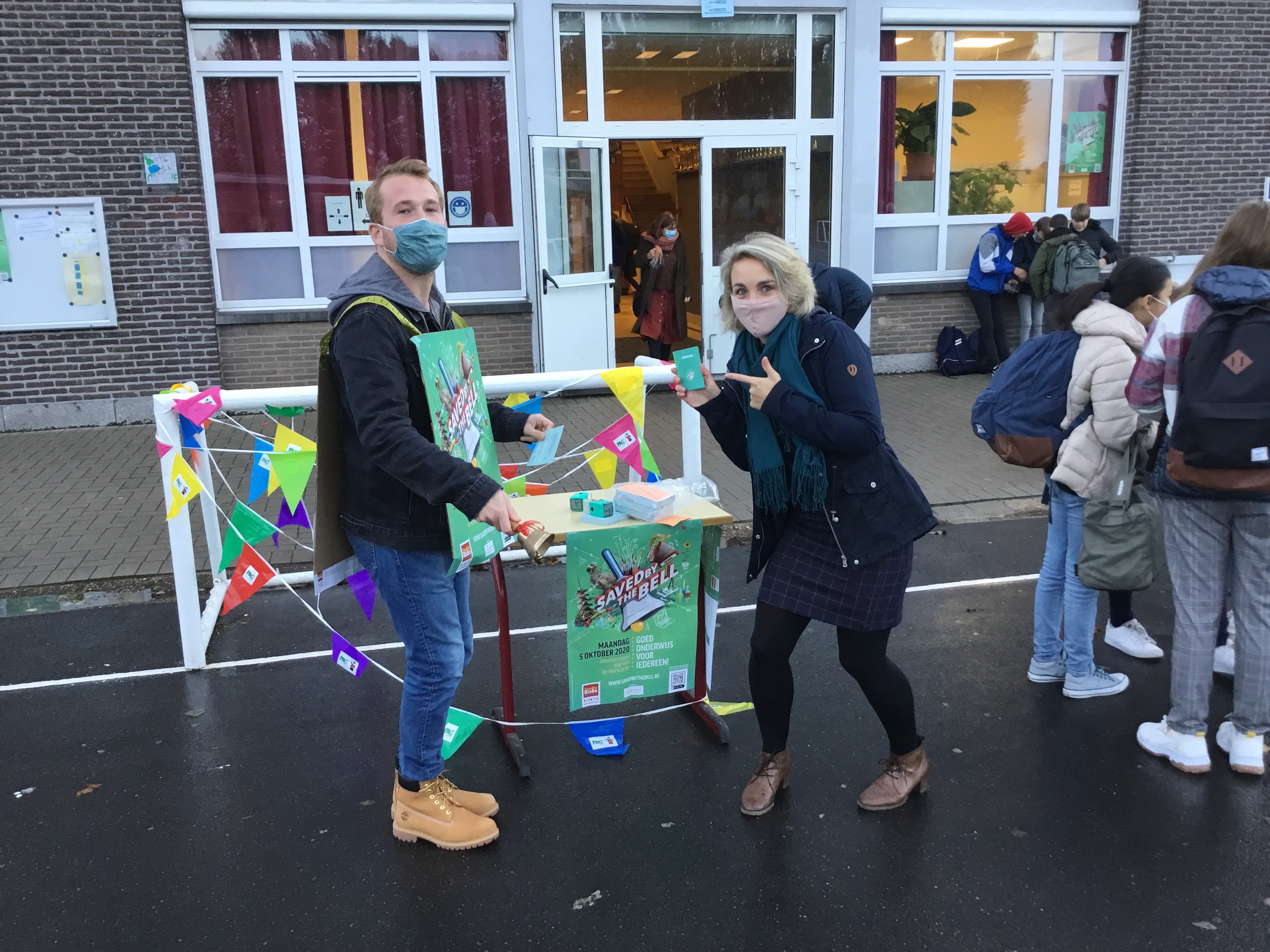 Stempelen aan de schoolpoort