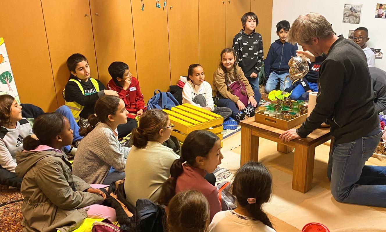 Foto van leerlingen in een klas tijdens de buurtwandeling door Brussel van Studio Globo.