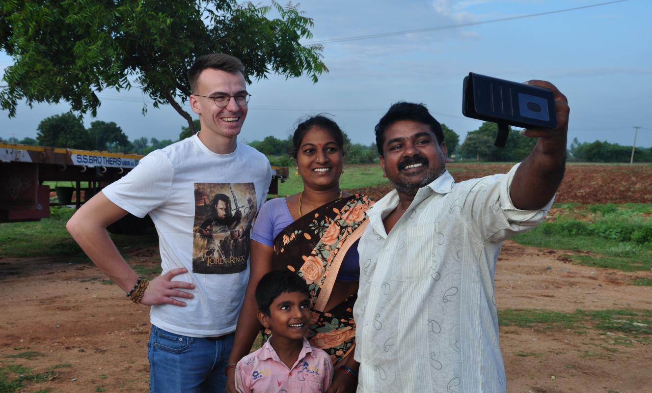 Foto van educatief medewerker Lennert van Studio Globo met zijn gastgezin in India.