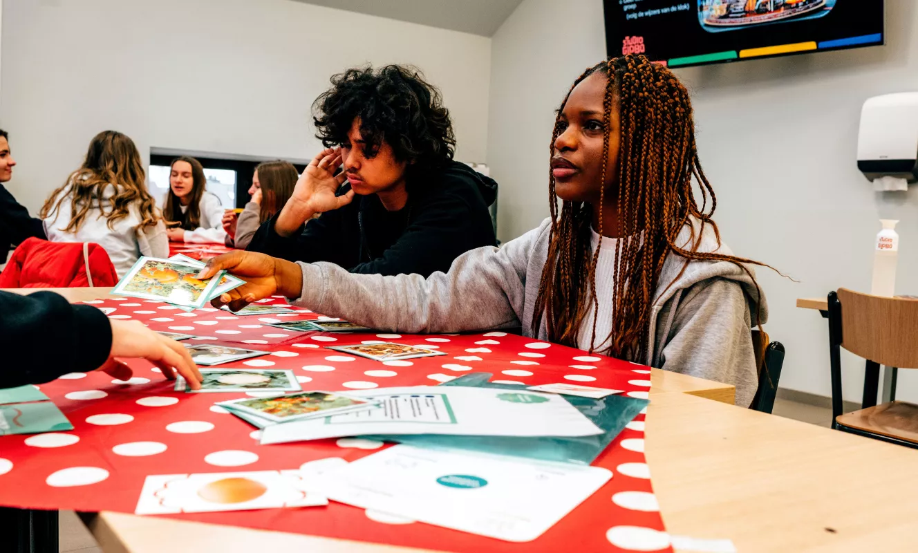 Leerlingen tijdens de workshop 'FoodWiseAction' van Studio Globo
