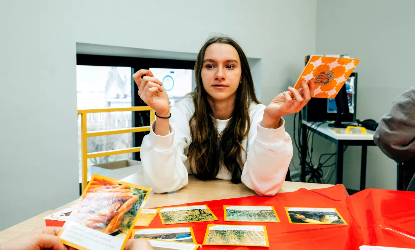 Foto van een leerling tijdens de workshop 'FoodWiseAction' voor secundair onderwijs van Studio Globo.