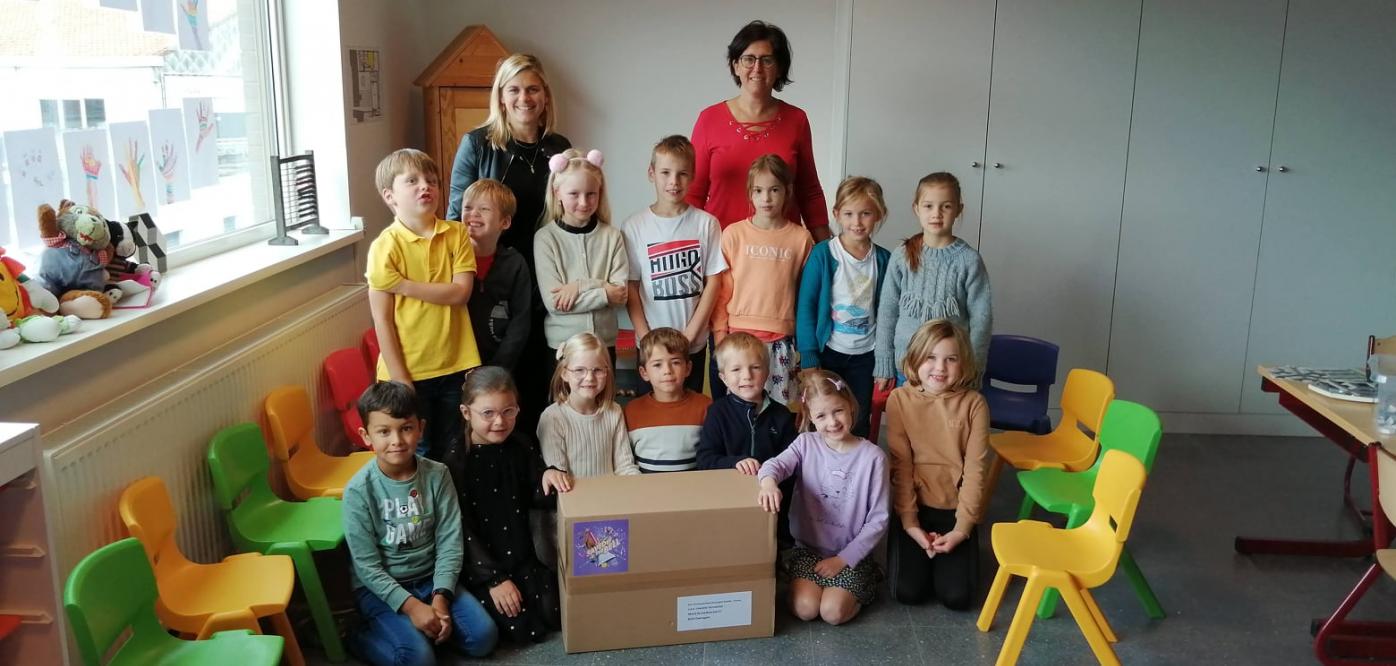 De school Zwevegem ontving een geschenkpakket in kader van 15j Saved by the Bell.