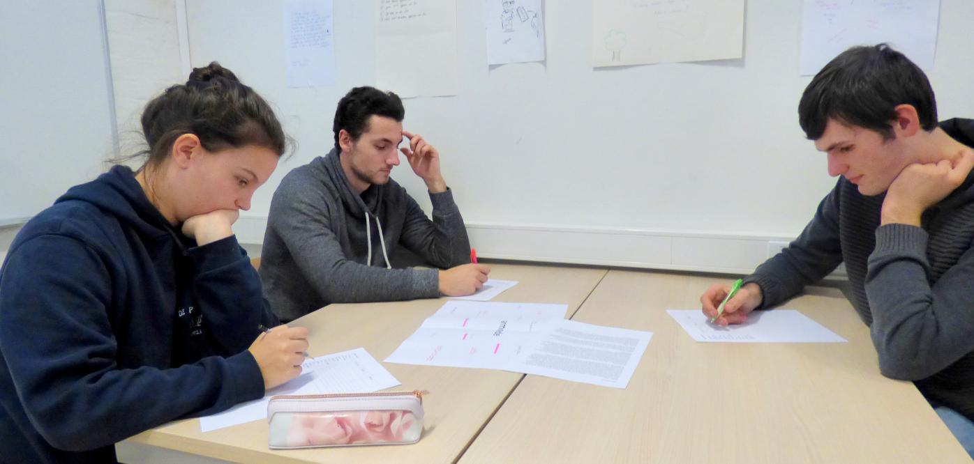 Studenten tijdens de vorming 'Armoede in de klas' van Studio Globo