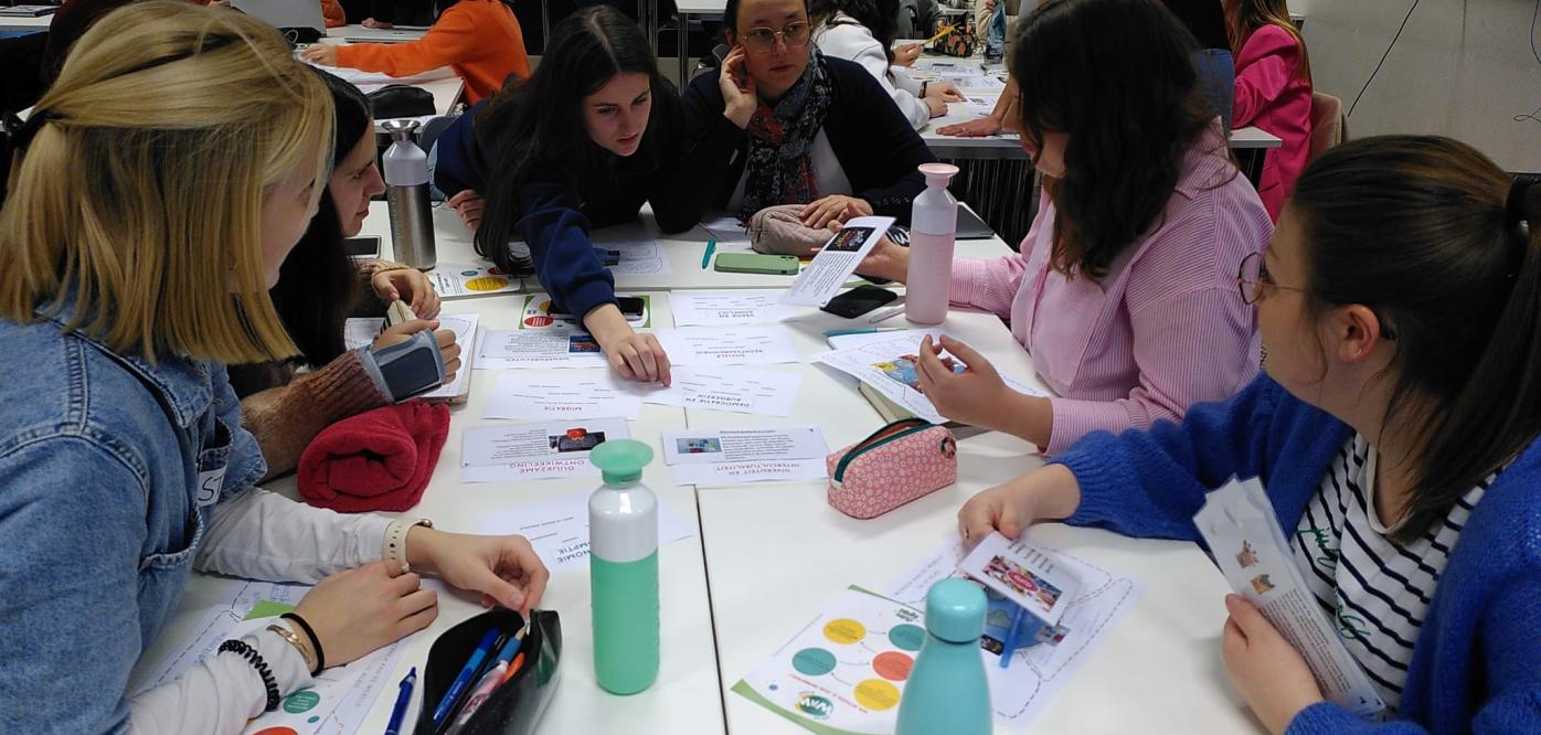 Foto van studenten lerarenopleiding tijdens een vorming van Studio Globo