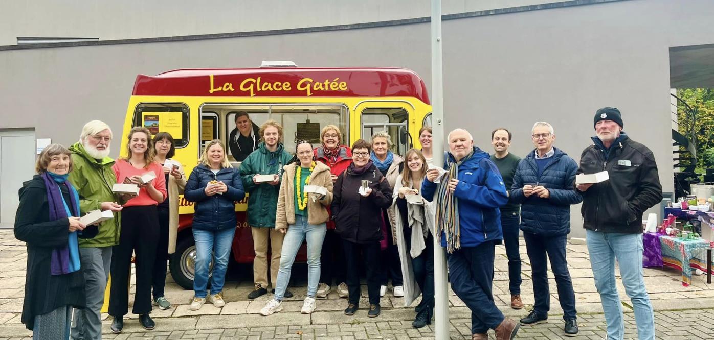 Foto van de vrijwilligers van Studio Globo Roeselare bij een wafelkraam.