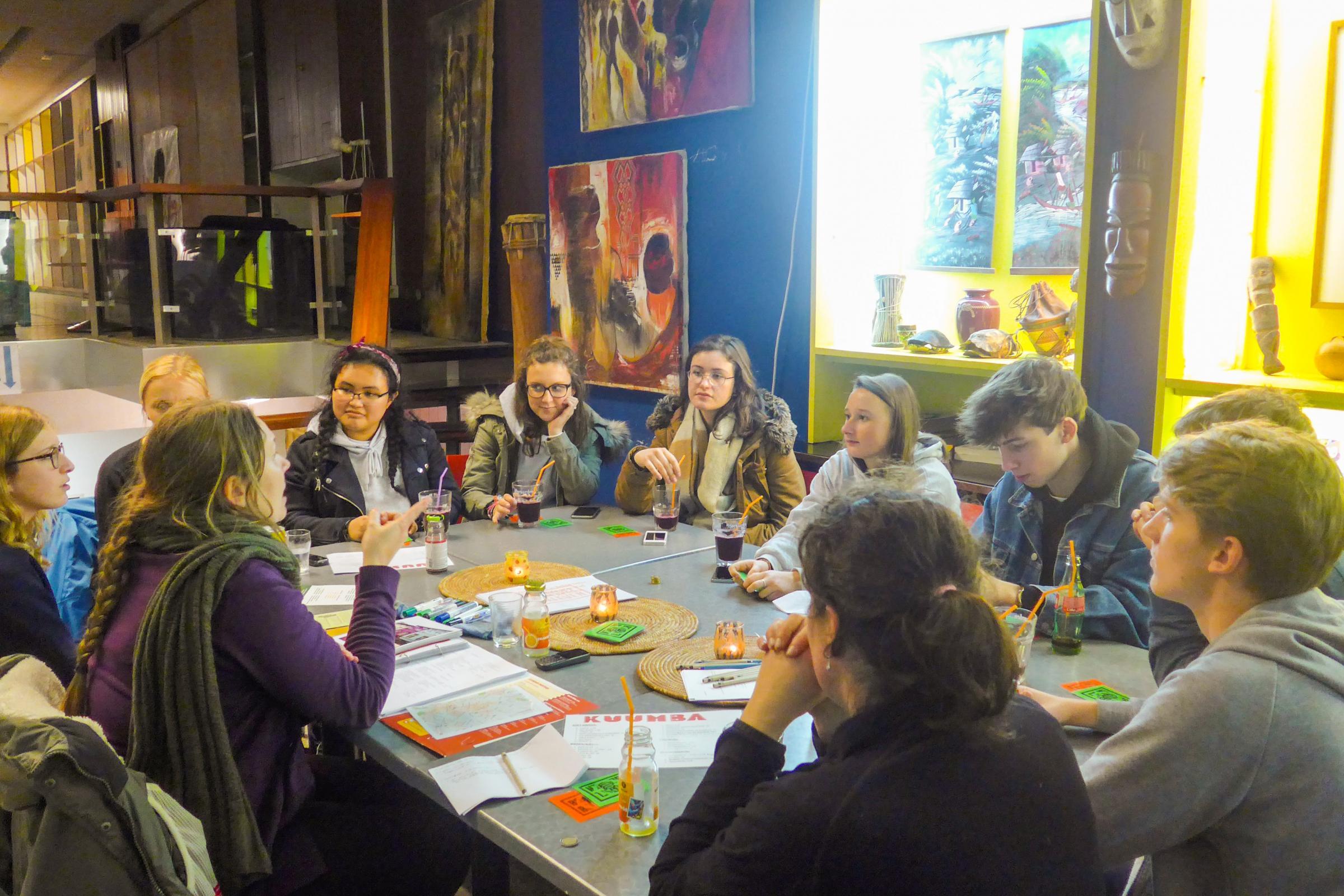 Een groep leerlingen tijdens een workshop van Studio Globo